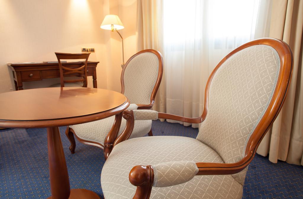 Hotel Villa De Almazán מראה חיצוני תמונה